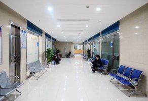 宽敞明亮的病房走廊